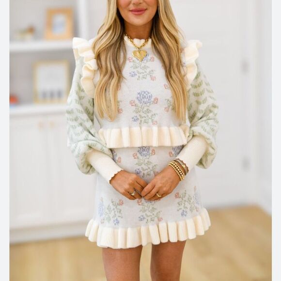 NWT MABLE/Anthropologie Winter Hydrangeas Set-sweater and skirt
HH13 - Picture 2 of 7